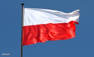 na tle nieba widać powiewającą flagę Polski