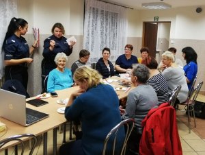 Zdjęcie przedstawiające policjantki które mówiły o bezpieczeństwie członkiniom Koła Gospodyń Domowych.