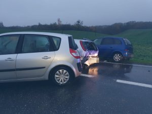 Trzy samochody biorące udział w zdarzeniu.