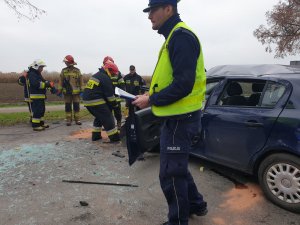 Dachowanie w miejscowości Mareza na zdjęciu po lewej stronie samochodu policjant i strażacy .