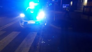 Zdjęcie nocą radiowozu na sygnałach.
