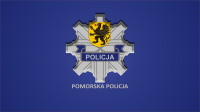Zdjęcie poglądowe odznaki policyjnej na niebieskim tle.