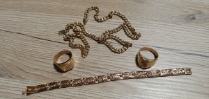 na zdjęciu położone są na biurku dwa sygnety, łańcuszek i bransoletka którą kupił oszukany mieszkaniec kwidzyna za kwotę 650 złotych