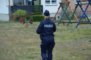 policjantka idąca w stronę placu zabaw dla dzieci