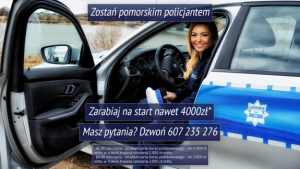 plakat siedzącej uśmiechniętej policjantki w radiowozie promujący kampanię zostań pomorskim policjantem