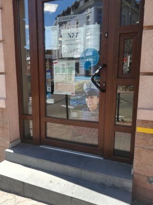 zdjęcie plakatu promocyjnego zachęcającego do wstąpienia w szeregi policji wywieszonego na drzwiach apteki