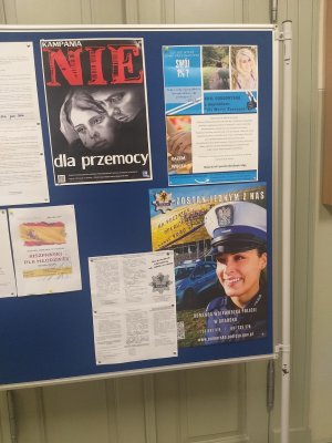 zdjęcie plakatu promocyjnego zachęcającego do wstąpienia w szeregi policji wywieszonego na tablicy informacyjnej