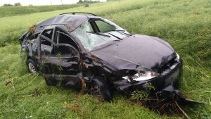 porozbijany w rzepaku samochód ma wybitą szybę i uszkodzoną całą prawą stronę