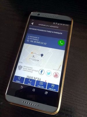 na zdjęciu widać telefon na blacie biurka z włączoną aplikacją moja komenda