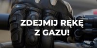 dłoń motocyklisty w czarnej skórzanej rękawiczce na manetce gazu a na niej napis zdejmij rękę z gazu