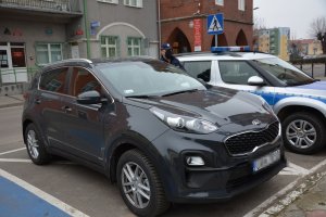 zdjęcie samochodu koloru czarnego marki Kia Sportage Qle który został przekazany policjantom z Prabut