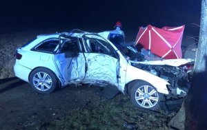 zdjęcie białego samochodu uszkodzonego na skutek wypadku drogowego w którym zginął 30-letni mężczyzna . Samochód ma widoczne wgniecenie prawej strony wynikające z uderzenia w drzewo.