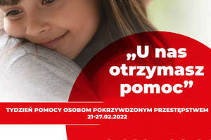 Plakat akcji Tydzień Pomocy Osobom Pokrzywdzonym Przestępstwem, przedstawiający małą dziewczynkę przytuloną do ramienia kobiety. Widoczne hasło &quot;U nas otrzymasz pomoc&quot;