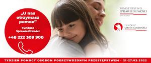 Plakat akcji Tydzień Pomocy Osobom Pokrzywdzonym Przestępstwem, przedstawiający małą dziewczynkę przytuloną do ramienia kobiety. Widoczne hasło &quot;U nas otrzymasz pomoc&quot;