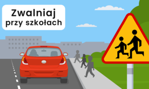 zdjęcie w formie rysunku przedstawiające czerwony samochód jadący po szarej ulicy na wprost widać szare budynki i niebieskie niebo a po prawej stronie na chodniku idące dzieci i znak drogowy, pionowy, ostrzegawczy, który ostrzega przed miejscem na drodze szczególnie uczęszczanym przez dzieci w wieku od 7 do 15 lat. Znak umieszcza się zwłaszcza w pobliżu szkół podstawowych, gimnazjów, placówek prowadzących zajęcia z dziećmi, terenów zabaw itp. po prawej stronie widać jeszcze zielone drzewa. Na dole obrazka napis zwalniaj przy szkołach.