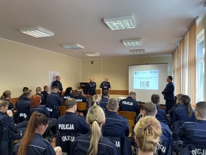 zdjęcie przedstawia policjantów siedzących w auli na wykładach