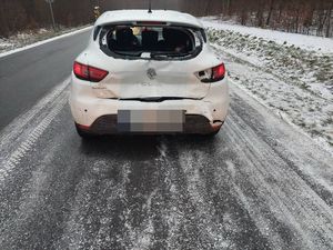 zdjęcie tylnej części samochodu w kolorze białym z wgniecioną klapą bagażnika i wybitą szybą po uderzeniu w jego tył autobusu