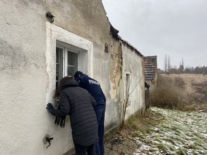 Zdjęcie przestawiające policjanta sprawdzającego miejsca przebywania osób bezdomnych.