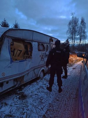 Zdjęcie przestawiające policjanta sprawdzającego miejsca przebywania osób bezdomnych.