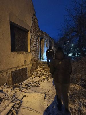 Zdjęcie przestawiające policjanta sprawdzającego miejsca przebywania osób bezdomnych.