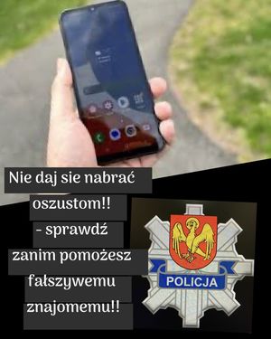 na zdjęciu w górnej części widać dłoń w której jest trzymany telefon komórkowy w prawym dolnym roku logo policji z herbem miasta kwidzyn a po lewej stronie dolnej części zdjęcia napis nie daj się nabrać oszustom sprawdź zanim pomożesz fałszywemu znajomemu