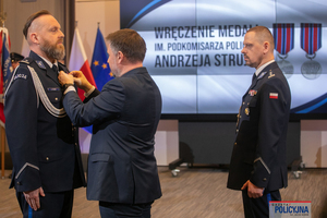 na zdjęciu widać umundurowanego policjanta który jest odznaczony medalem imienia podkomisarza Andrzeja Struja