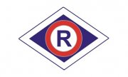 zdjęcie poglądowe do działań ruchu drogowego literka r w okręgu biało czerwonym  umiejscowiona na niebieskim tle w figurze w kształcie rombu