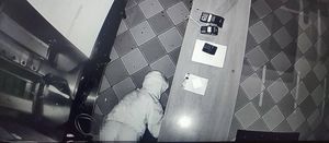 na zdjęciu z monitoringu widać mężczyznę który włamując się do lokalu przeciska się przez małe okienko i gubi spodnie