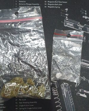 Zdjęcie zabezpieczonych narkotyków, marihuany i metaamfetaminy.