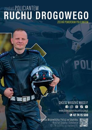 plakat na którym widać ubranego w skórzany czarny kombinezon policjanta ruchu drogowego ma założony biały skórzany pasek a pod ręką trzyma biały kask motocyklowy