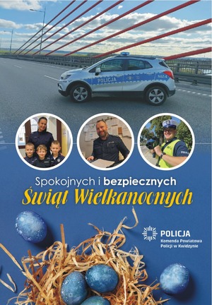 kartka świąteczna z okazji wielkanocy na górze kartki widac radiowóz na kwidzyńskim moście nad wisłą poniżej trzy okrągłę małe zdjęcia na jednym policjantka z trójką dzieci w przebraniu policjanta na drugim uśmiechnięty policjant siedzący za biurkiem na trzecim zdjęciu uśmiechnięty policjant z miernikiem prędkości na dole kartki niebieskie jajka na gniazdku ze słomy i życzenia spokojnych i bezpiecznych świąt wielkanocnych