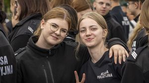 na zdjęciu widać dwie uczennice w tłumie innej młodzieży wszyscy są w mundurach klas mundurowych