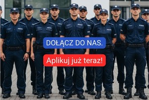policjanci stoją w dwuszeregu
