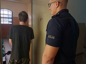 na zdjęciu widać stojącego w drzwiach policjanta a przed nim w celi odwrócony tyłem do fotografa mężczyzna który dokonał osiemnastu włamań na terenie gminy Gardeja i dwóch na terenie miasta Kwidzyn