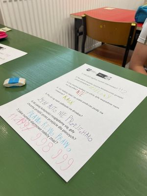 zdjęcie kartki testu który rozwiązują dzieci podczas spotkania z policjantami kartka leży na ławce szkolnej