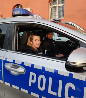 Zdjęcie sierżanta Tomasza Jastrzębia i starszej posterunkowej Julii Szwed.