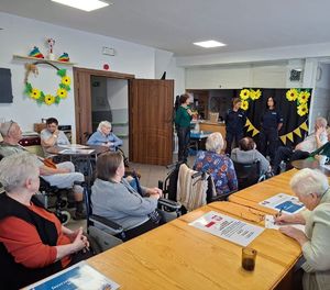 na zdjęciu widać dwie policjantki które prowadzą prelekcję wśród seniorów