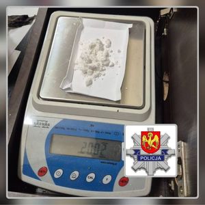 na zdjęciu widać wagę elektroniczną na której jest ważony biały proszek który jest amfetaminą w prawym dolnym rogu jest logo kwidzyńskiej policji