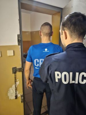 Zatrzymany wprowadzany do celi