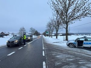 na obu zdjęciach widać policjanta dokonującego kontroli trzeźwości kierujących pojazdami policjant stoi na ulicy i kontroluje przejeżdżające auta