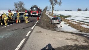 na zdjęciu widać miejsce wypadku ulice rozbite samochody pracujących strażaków