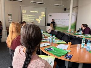 na zdjęciu widać funkcjonariuszkę która prowadzi spotkanie dotyczące doboru do policji zdjęcie obejmuje uczestniczki