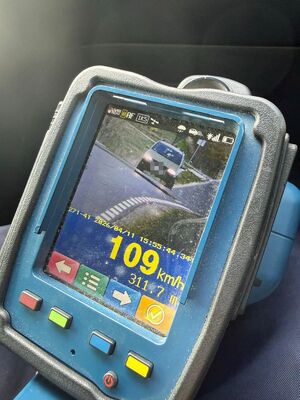 zdjęcie miernika prędkości na którym widać samochód który przekroczył prędkość pokazana jest jego prędkość czyli 109 kilometrów na godzinę