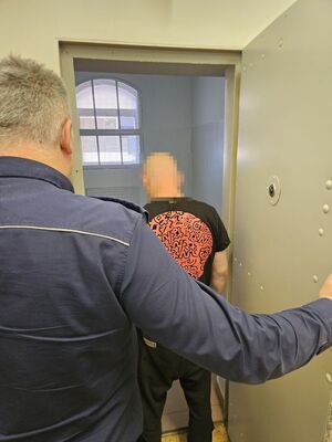 Zdjęcie zatrzymanego wprowadzanego do celi