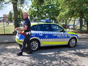 Zdjęcie policjanta niosącego rannego kota