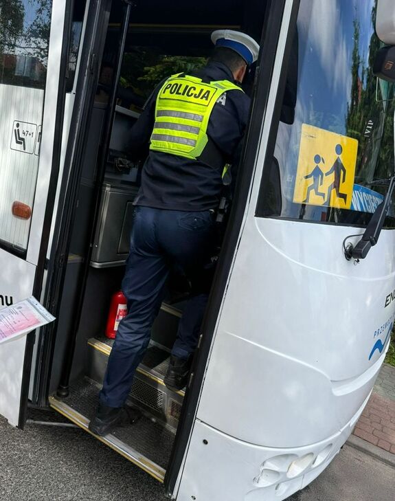 na zdjęciu widać umundurowanego policjanta wsiadającego do autokaru celem przeprowadzenia kontroli