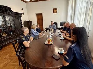 na zdjęciach widać przedstawicieli miasta Kwidzyn policji i staraży miejskiej siedzących w gabinecie burmistrza przy stole