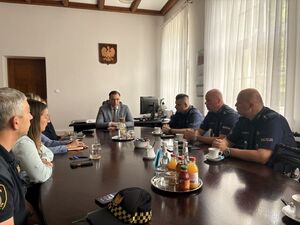 na zdjęciach widać przedstawicieli miasta Kwidzyn policji i staraży miejskiej siedzących w gabinecie burmistrza przy stole
