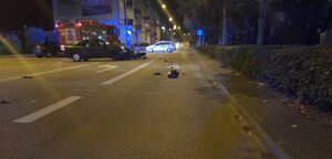 na zdjęciu zrobionym po zmierzchu widać miejsce wypadku rozbity samochód i motocykl na jezdni leży kask